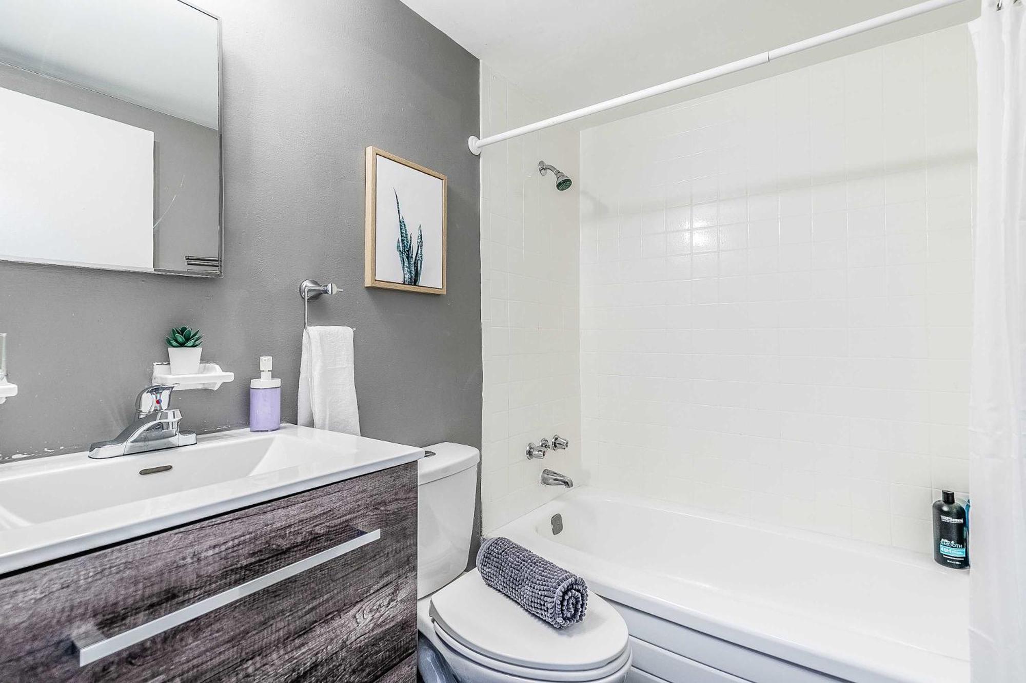 Glenview West Apartment W Patio - Near Downtown Hamilton Buitenkant foto